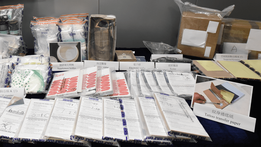 部份K仔被藏於健康補充劑樽、食物罐頭、陶瓷雕像及紋身過底紙。