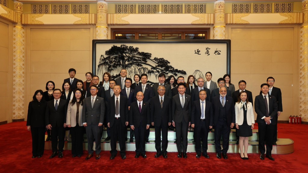 香港律师会代表团拜访全国人大常委会香港基本法委员会，获主任沈春耀及副主任雷建斌接见。律师会fb