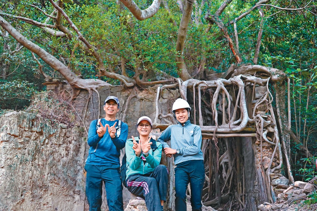 榕樹凹村正進行各項修復項目，村民温華容（左）盼能見證村落回復昔日光景。