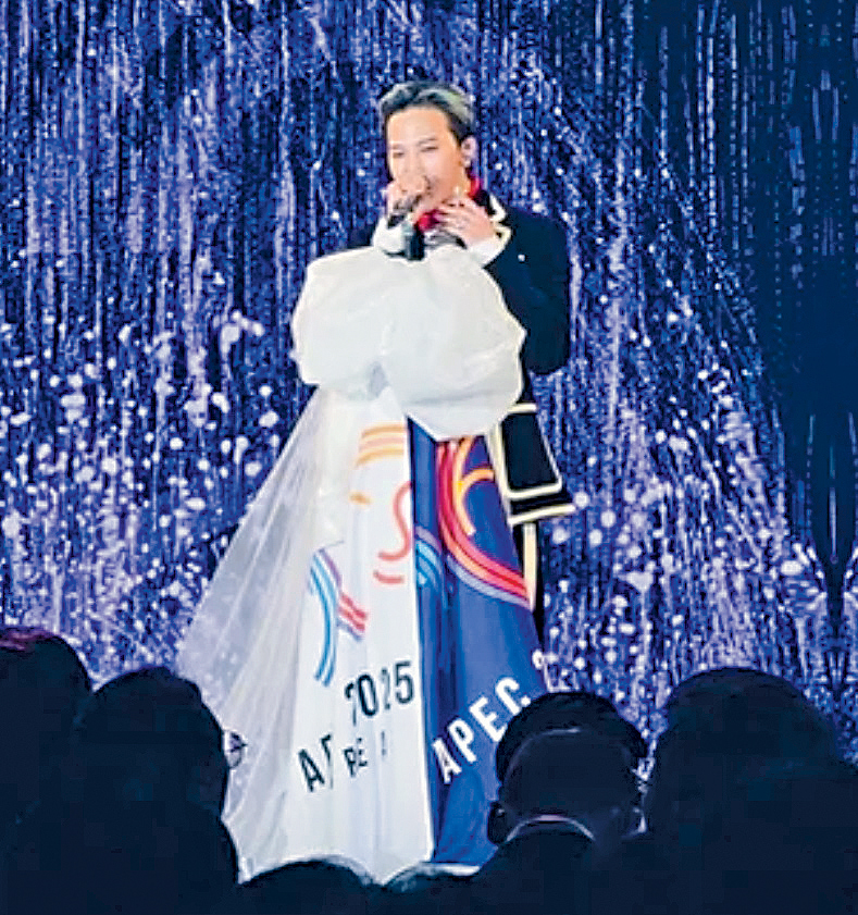GD演唱《Drama》時咪架縛上APEC旗幟。