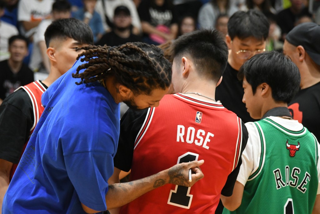 戴歷路斯為球迷簽名。黃諾謙攝