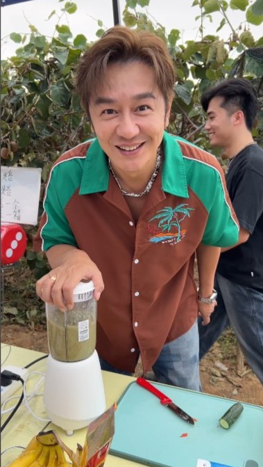 期間陳浩民便拿起不同蔬果放進榨汁機，有不少蒼蠅在附近飛來飛去，衛生清況堪憂。