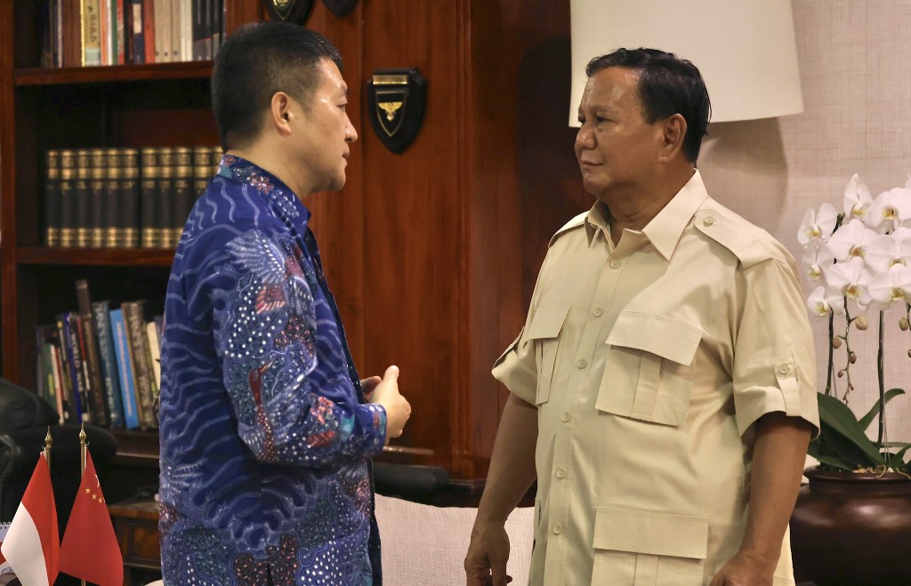 中国驻印尼大使陆慷到普拉博沃家中祝贺对方。FB