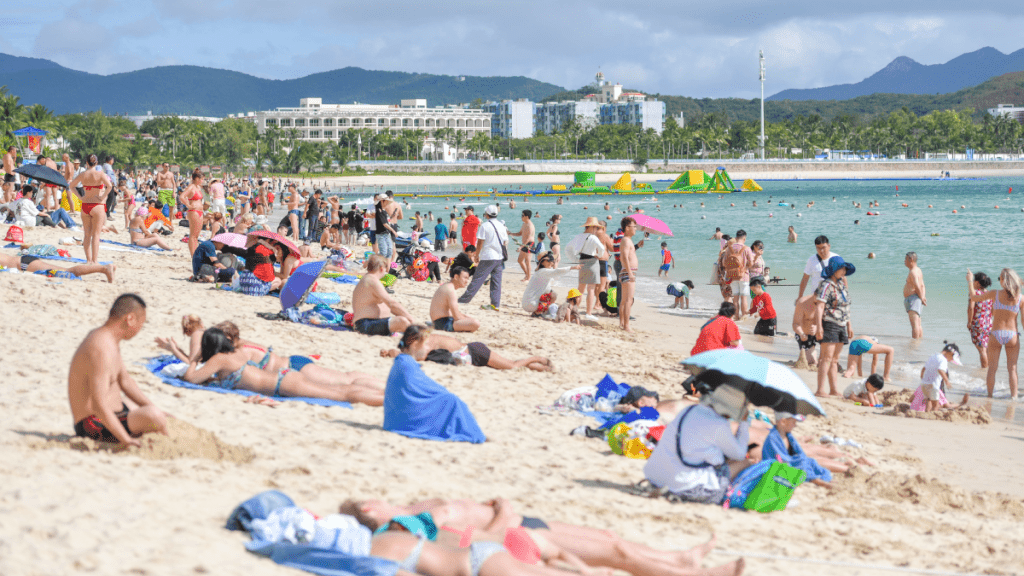 大東海沙灘是海南省渡假勝地。中新社