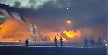 東京羽田機場日航客機起火，火勢猛烈引擎損毀嚴重，當地消防員正在撲救。