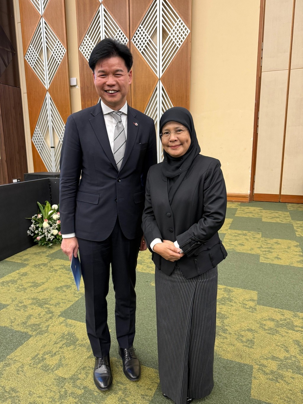 湯文龍與馬來西亞首席大法官The Right Honourable Tun Tengku Maimun binti Tuan Mat法官（右）交流。