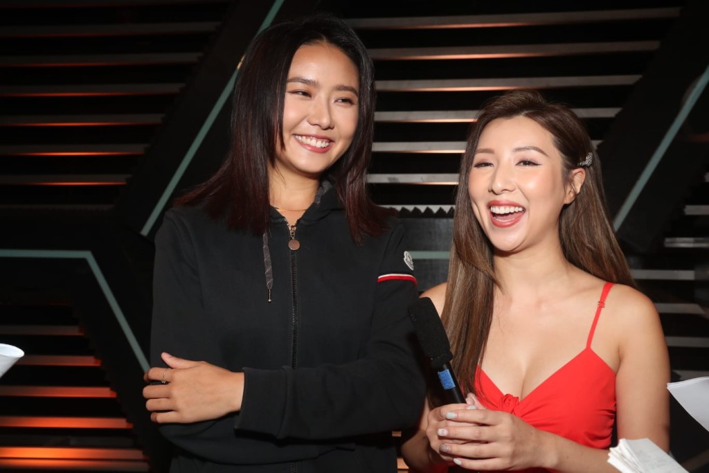 但訪問時戴祖儀即穿上外套。