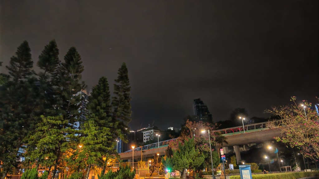 受一股東北季候風影響,本港今早相當清涼,氣溫普遍較昨日低四至六度。蔡楚輝攝 受一股東北季候風影響,本港今早相當清涼,氣溫普遍較昨日低四至六度。蔡楚輝攝