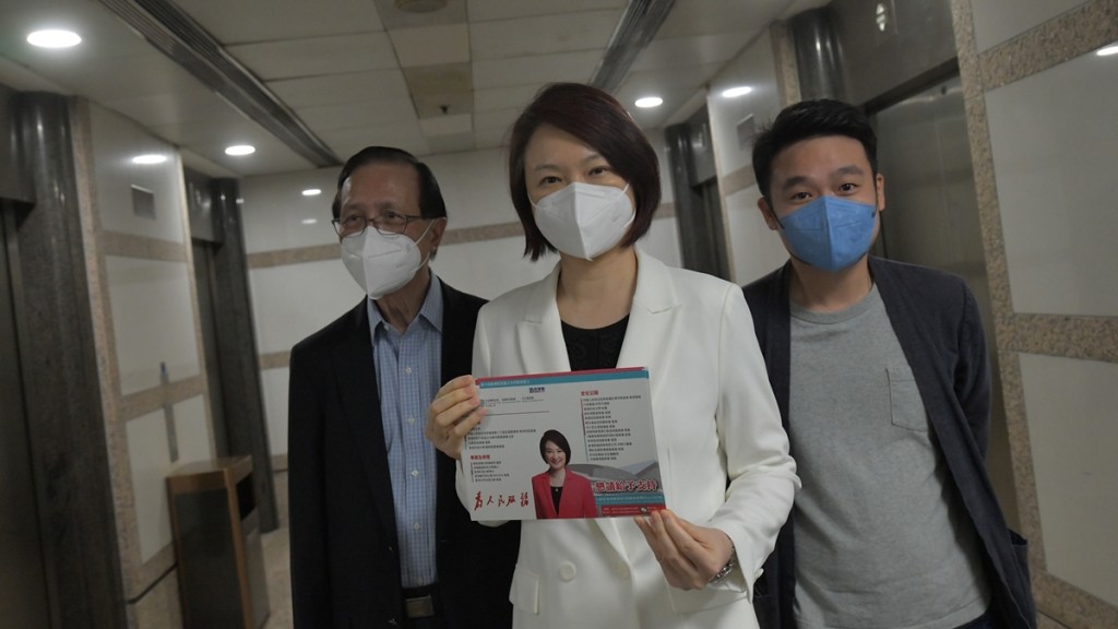 李慧琼(中)手持400張提名票報名參選。梁譽東攝