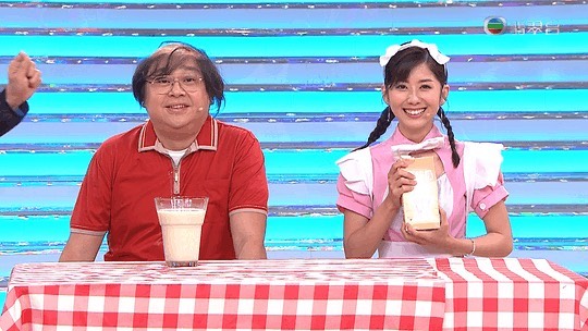 「襟撈願做無投訴」是Bob的特質,大家還記得這幕為電視台表演拍廣告狂灌牛奶的一幕嗎?一般人可能已經受不了。 「襟撈願做無投訴」是Bob的特質,大家還記得這幕為電視台表演拍廣告狂灌牛奶的一幕嗎?一般人可能已經受不了。