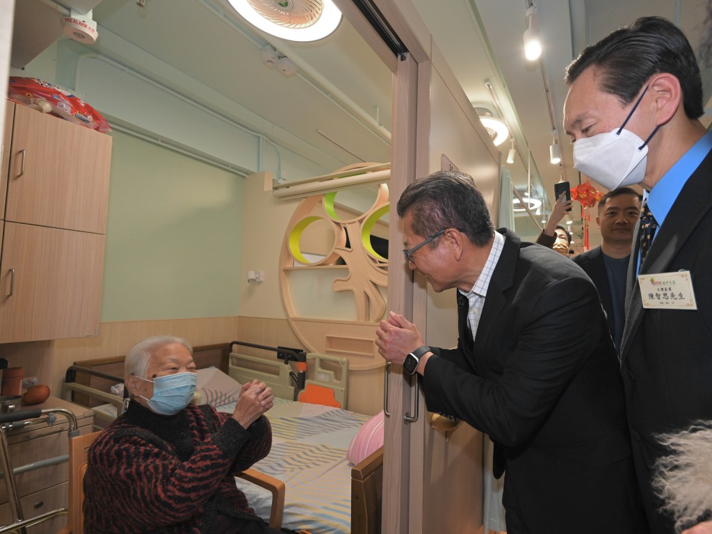 陈茂波与院友交谈。政府新闻处图片
