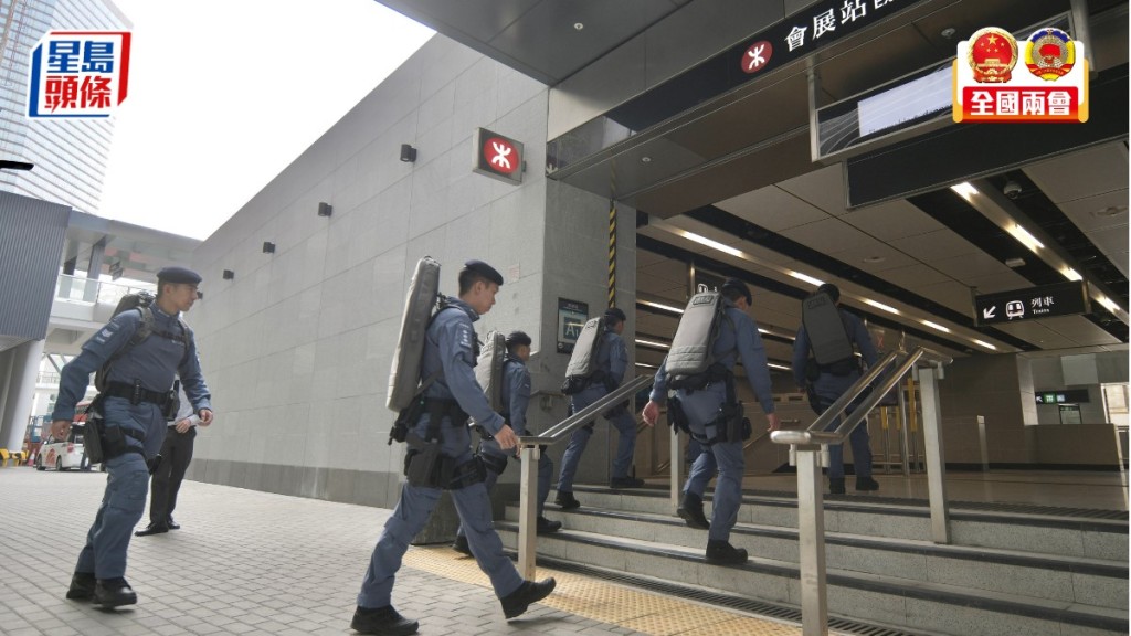 警方反恐特勤隊在會展站作高姿態巡邏。陳浩元攝