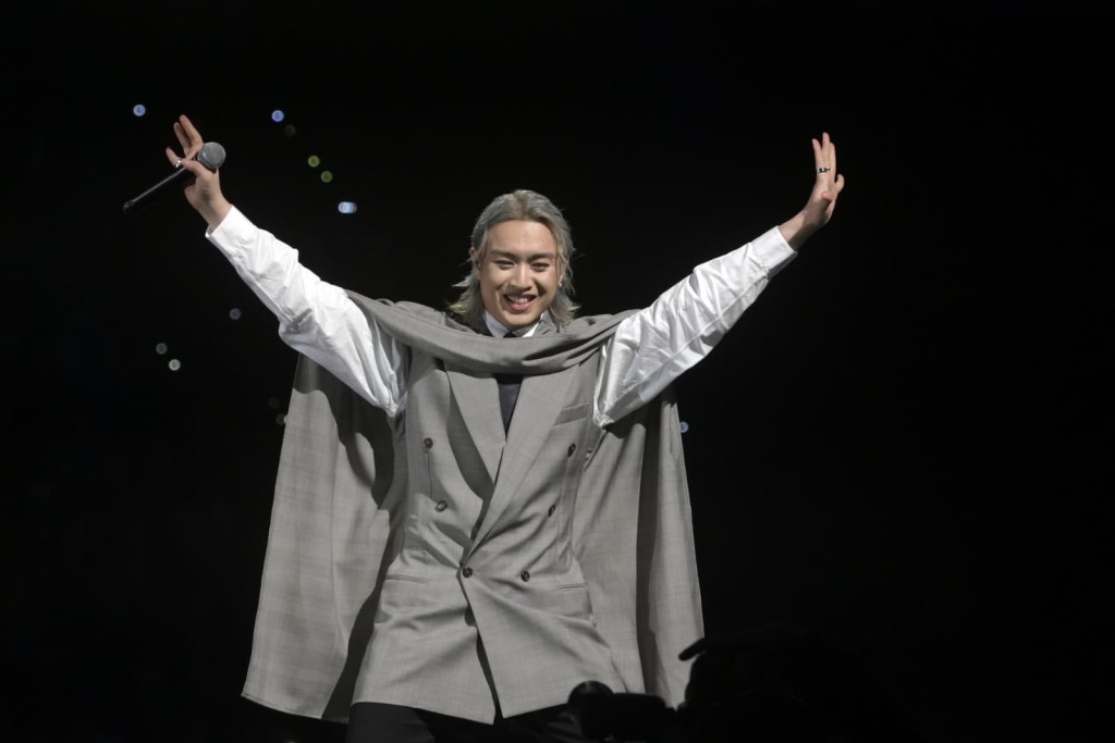 Jer唱Yoga《我不是神，我只是平凡卻直拗愛著你的人》，「終於找到一首歌的歌名長過我的歌！」