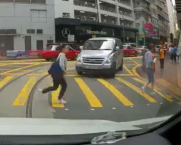 客貨車錯誤從禮頓道轉入波斯富街。fb小心駕駛圖片