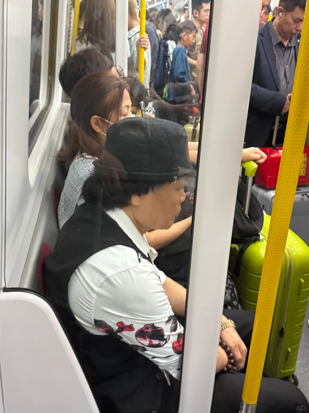 72歲八両金搭港鐵神情呆滯 為養仔中港奔波日做逾12小時 曾被前妻爆「患癌」惹熱議