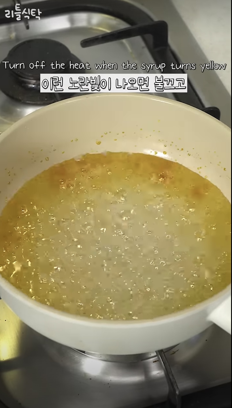 網上有許多教人自己煮糖漿做糖葫蘆的影片。 Youtube