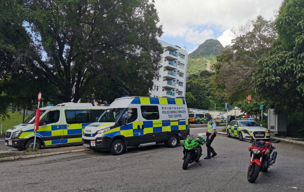 警方將兩輛涉案電單車拖走檢驗。