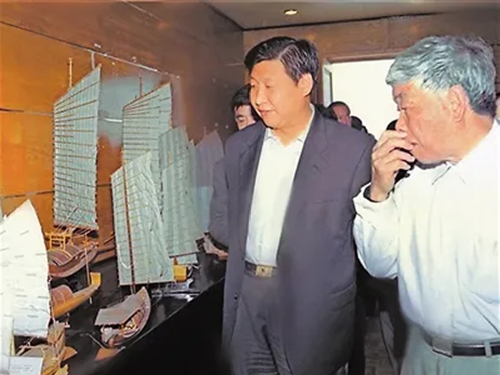 2001年4月,習近平到泉州海外交通史博物館考察。網圖