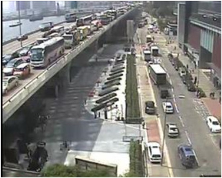 客货车翻侧令观塘绕道严重塞车。图:运输署
