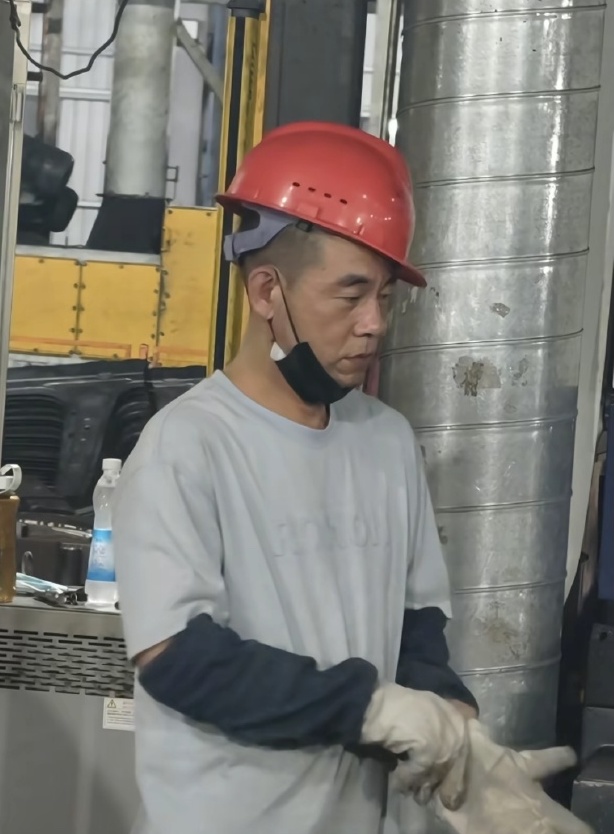 該名頭戴紅色安全帽的工人，側臉神態與陳小春如出一轍。