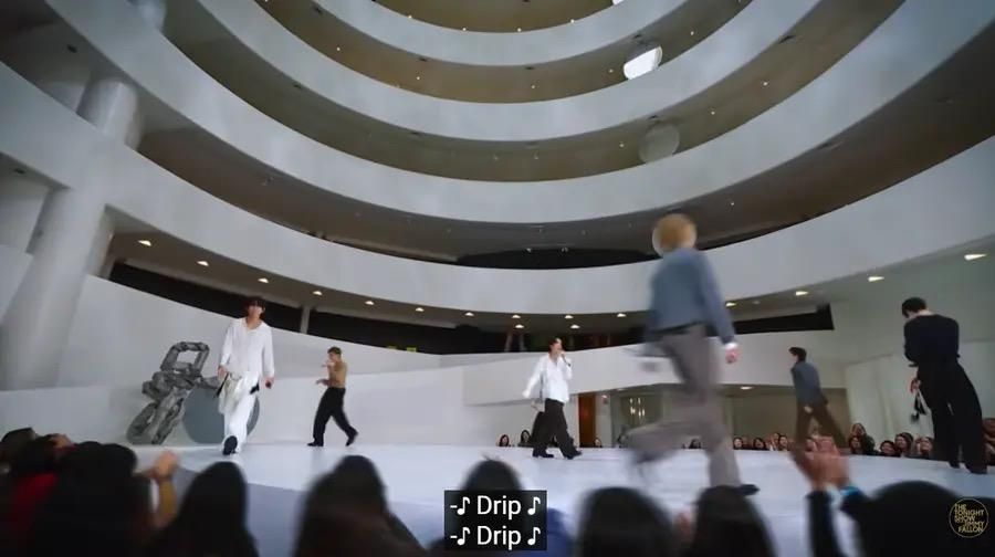 BTS在紐約Guggenheim博物館演出，腳傷的RM（左二）又唱又跳。