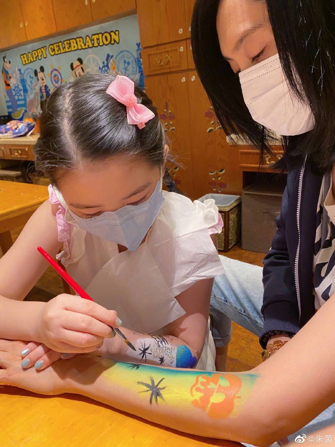 女儿黄莺为妈妈绘手绘。
