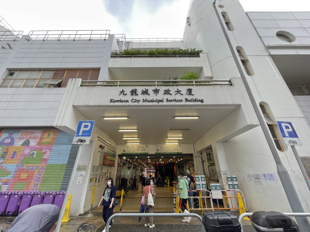 九龍城市場一向吸引太子、何文田及九龍塘等地的駕駛人士前往，未來重建後，停車位需求必然增加。資料圖片