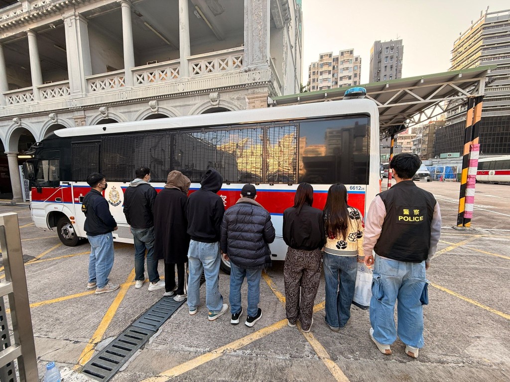 行動中，警方拘捕7名男女。