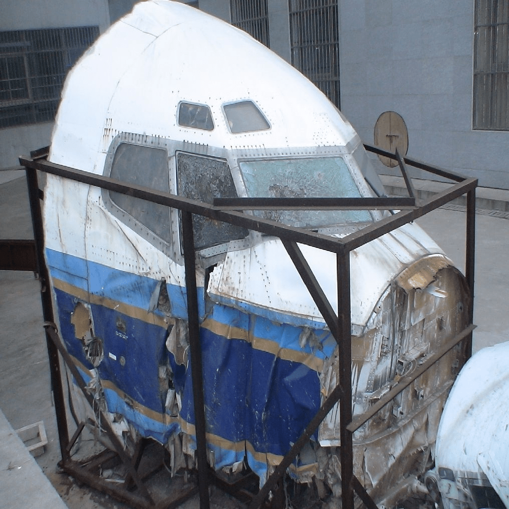 97南航空難,飛機降落失事,墜毀、解體、爆炸,機身斷裂成三部分並起火。 97南航空難,飛機降落失事,墜毀、解體、爆炸,機身斷裂成三部分並起火。