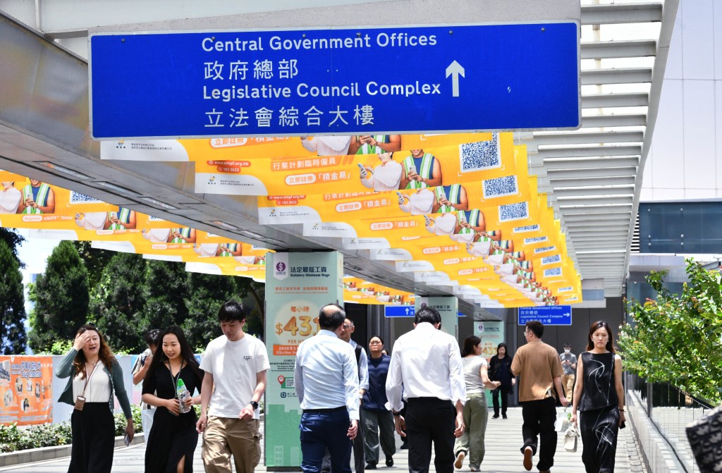 李家超表示政府一向有行之有效的制度去處理公務員加薪,會按照6大因素去審視。資料圖片 李家超表示政府一向有行之有效的制度去處理公務員加薪,會按照6大因素去審視。資料圖片