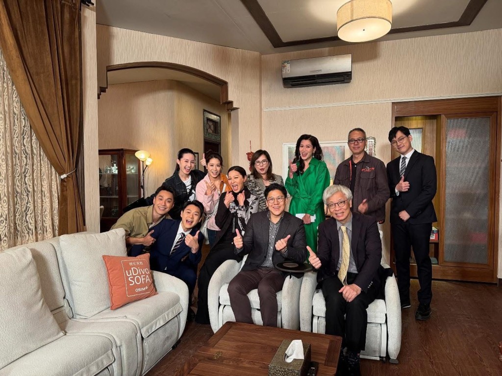 他再去《愛·回家》錄影廠探班，與「熊家」一眾演員合照。