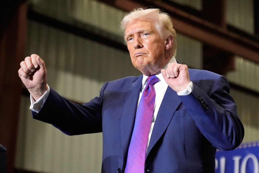 特朗普早前將甘迺迪表演藝術中心冠上自己名字，引發爭議。美聯社