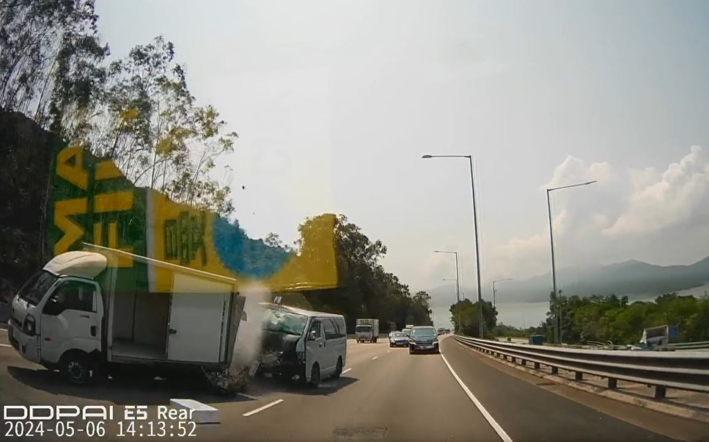貨Van一度扭軚閃避不果，猛撼前方故障貨車。fb馬路的事（即時交通資訊台）影片截圖