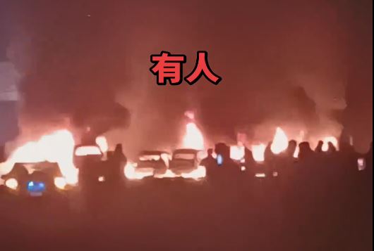 湖南運煙花貨車翻側起火，導致8車「串燒」2人受傷。