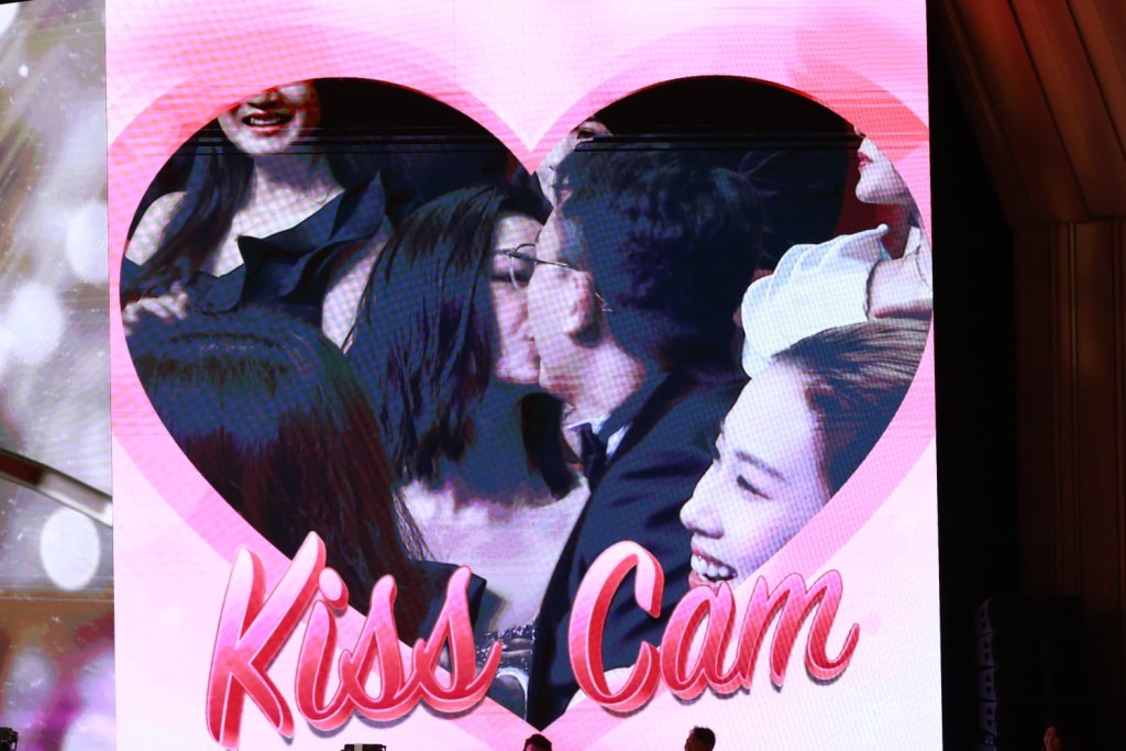 衛詩雅、周祉安借Kiss Cam放閃~