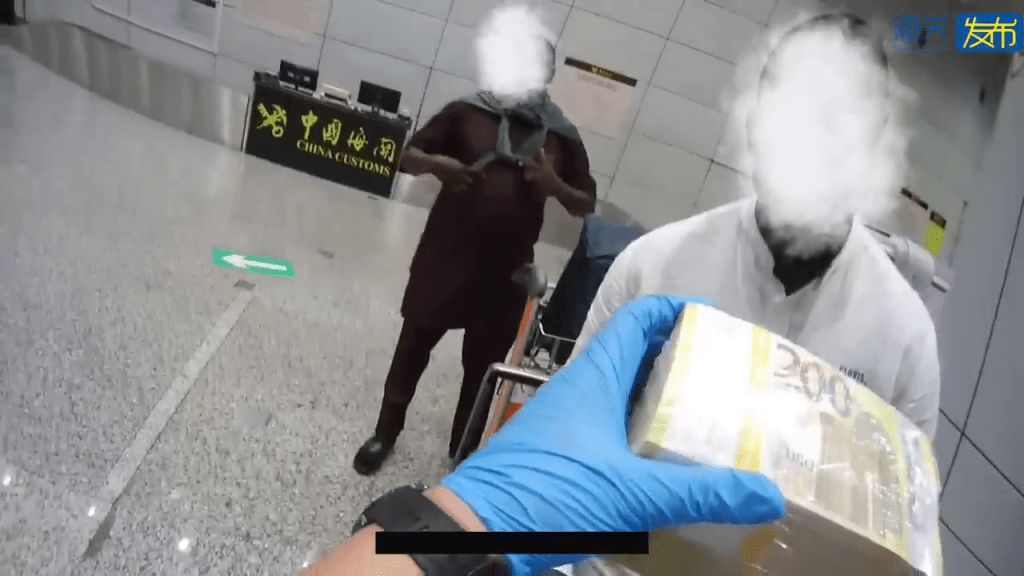 旅客攜43.59萬歐元入境內地，廣州白雲機場被海關截獲。 海關發布
