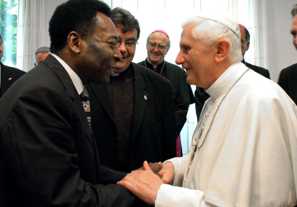 比利(左)与教宗本笃十六世(右)。Reuters