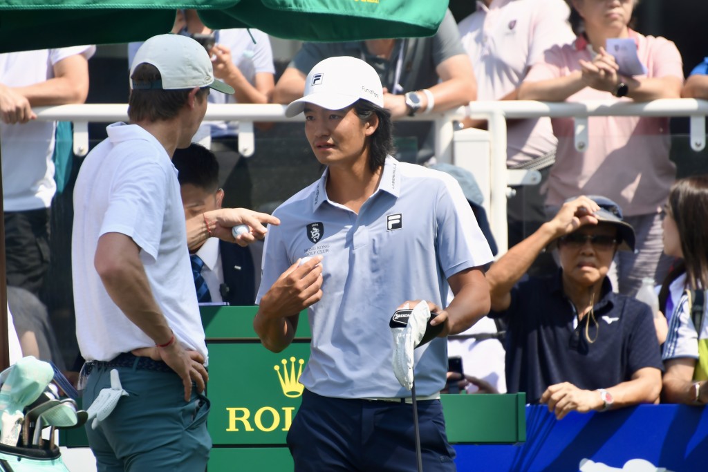 许龙一首轮表现较为挣扎，全日交出69杆、低于标准杆1杆，暂时排在并列第61位。杨骏尧摄