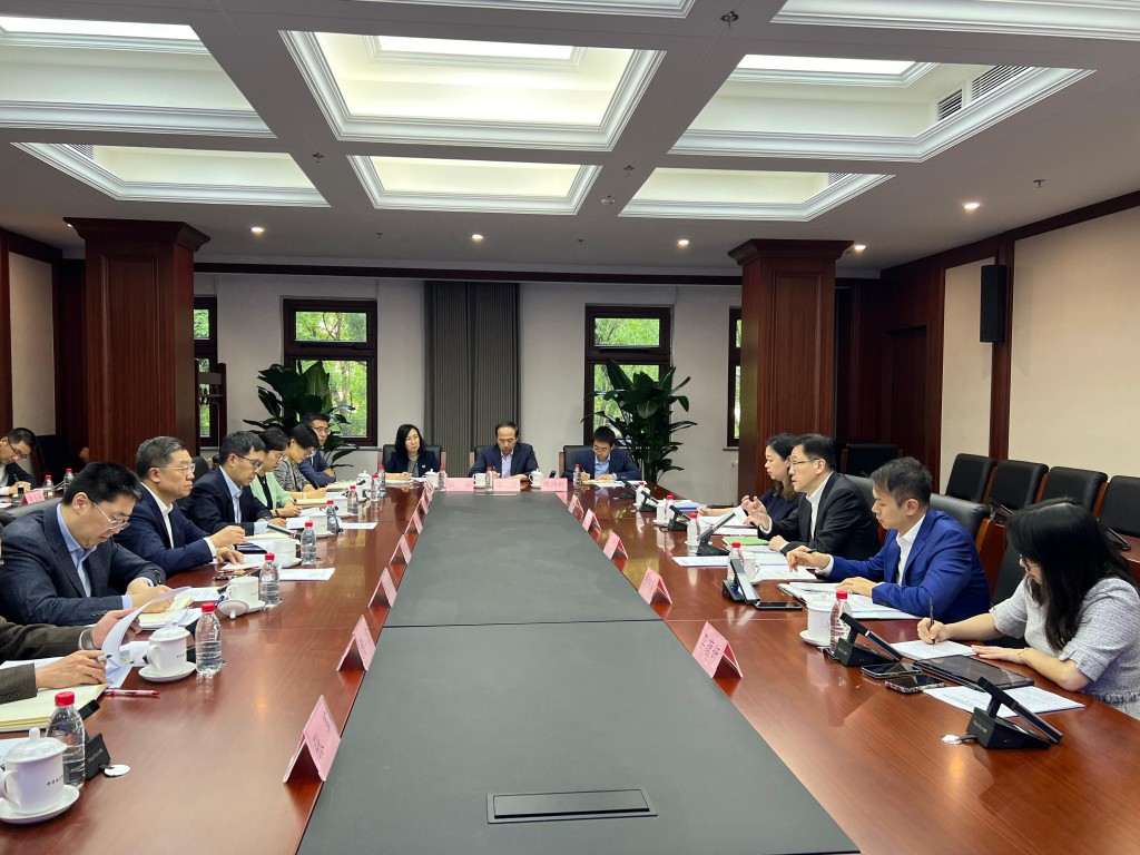 創新科技及工業局局長孫東在北京到訪國家科學技術部，與科技部副部長陳家昌（左二）和相關主事官員舉行工作會議。
