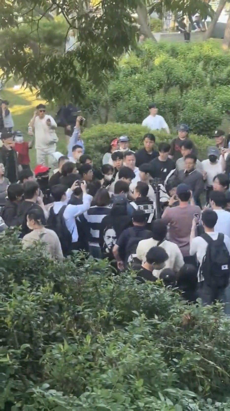 網民指JTBC女記者試圖翻窗逃跑時被示威者「抓獲」,現場一片混亂。 X@wzwcxx 網民指JTBC女記者試圖翻窗逃跑時被示威者「抓獲」,現場一片混亂。 X@wzwcxx