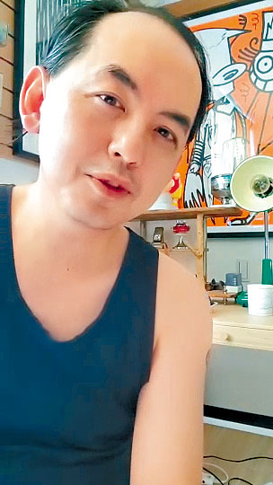 於已刪除的影片中，黃子佼甚至除下假髮，以最真實面孔示人。