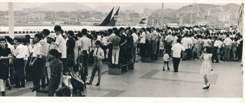 万人迷乐队披头四(The Beatles)访港到港，大批歌迷走到启德机场了望台。资料图片