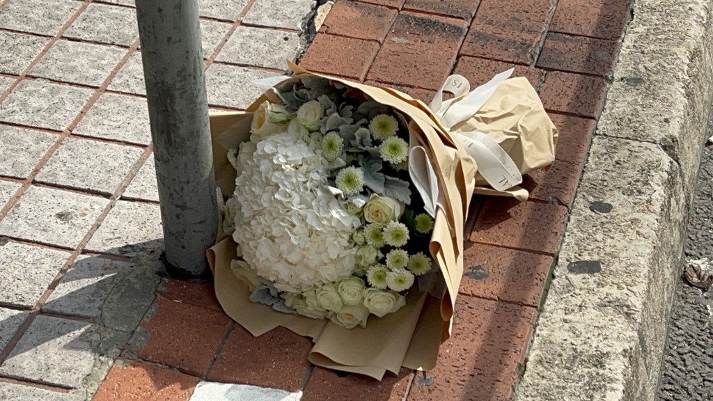 有友人擺放鮮花悼念。 有友人擺放鮮花悼念。