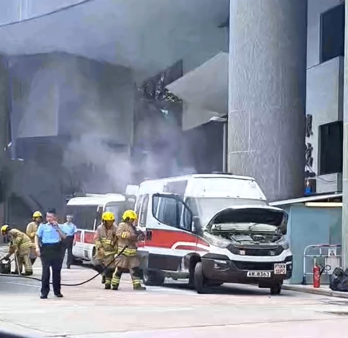 警車冒出濃煙，消防開喉撲救。fb 車cam L（香港群組）截圖 