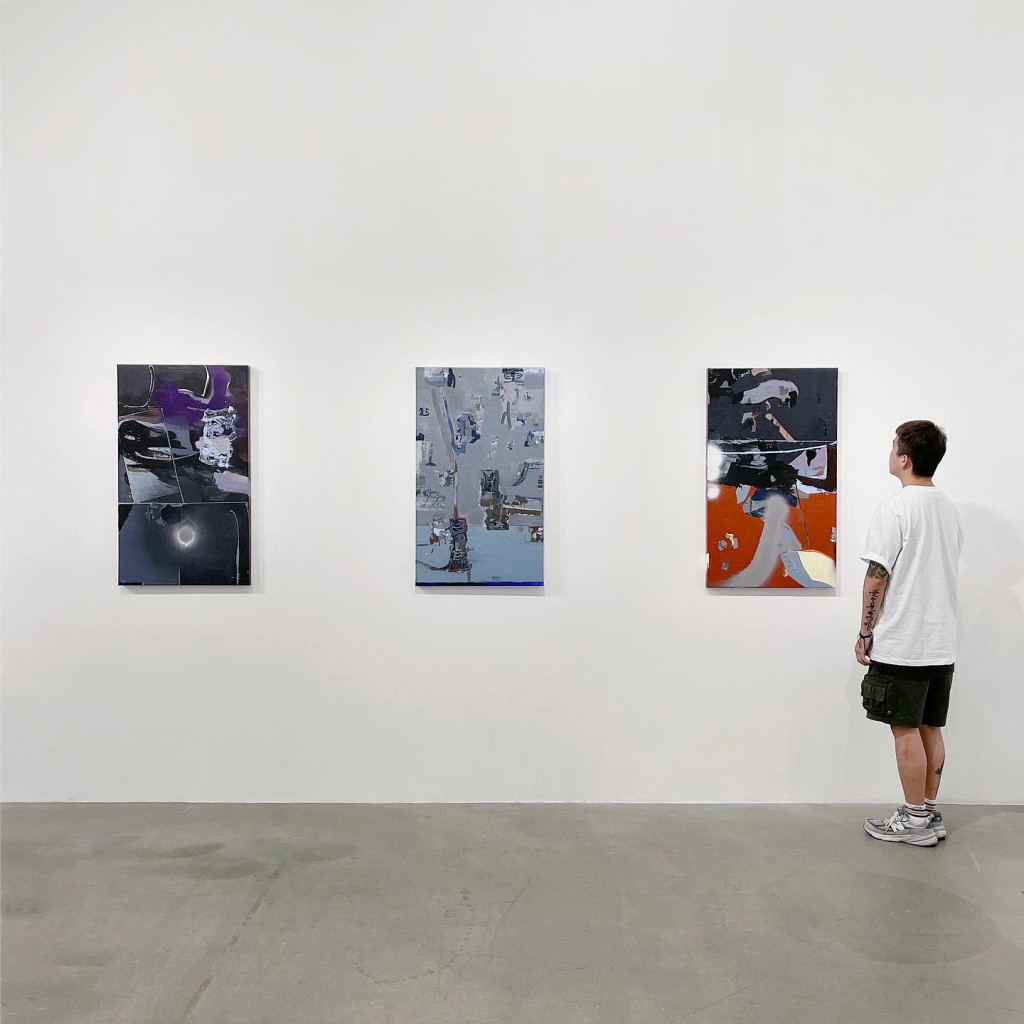 文字写生｜观众欣赏画家陈育强其中三幅作品，左至右：《真真》、《时间墙》及《爱》。