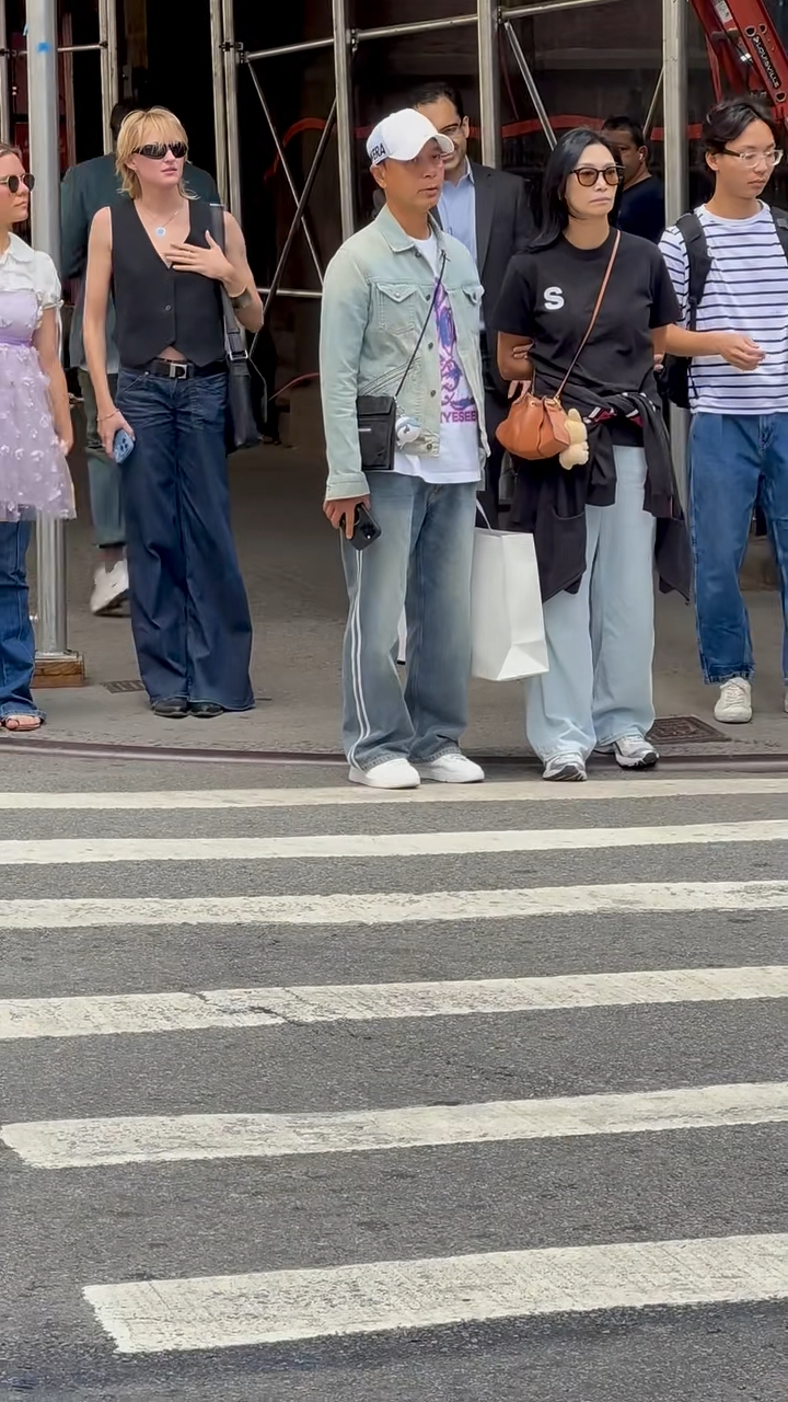 李克勤與太太到美國陪大仔開學，外出被網民巧遇。