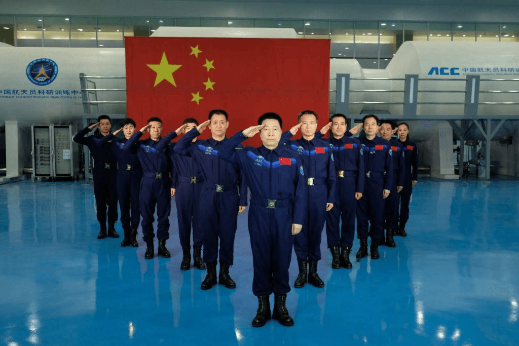 中國太空人之前全部是軍人。