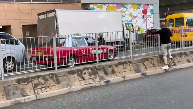 有途人大叫的士司機停車。網上片段截圖