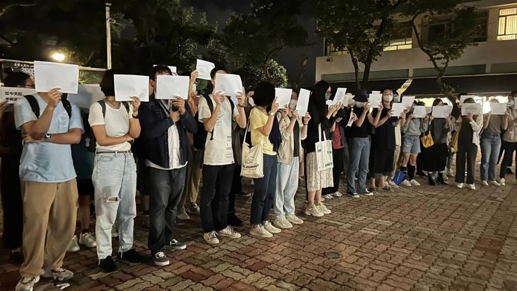 内地各处有民众手持白纸抗议。