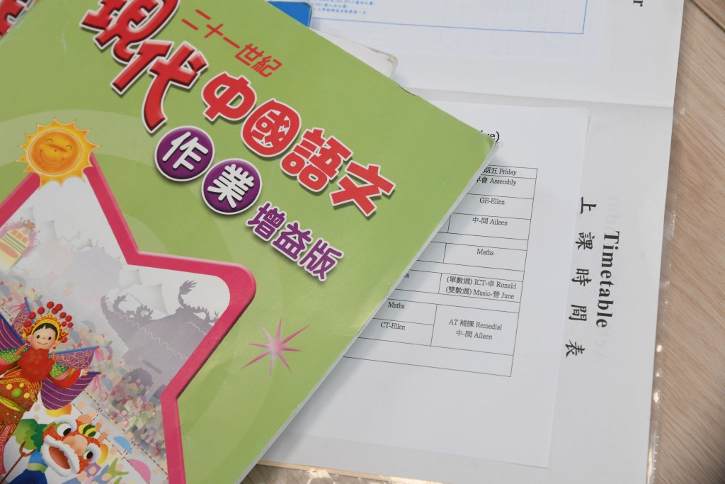 家長應教導孩子按時間表收拾書包物品，不用多帶課本、作業和用具。